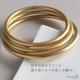 ステンレス ゴールドバングル シンプル ドーナツ型 つや消し レディース ブレスレット 腕輪 円形 丸型 マット 上品 きれいめ ミニマル 大人 女性 アクセサリー ファッション 手元コーデ 普段使い お出かけ オフィス カジュアル