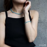 ターコイズブレスレット 細身 ビーズ レディース アクセサリー 腕輪 小粒 丸玉 ブルー 青 水色 華奢 シンプル 上品 きれいめ カジュアル 大人 女性 おしゃれ 手元コーデ デイリー 普段使い 重ね付け 夏 海 リゾート 人気