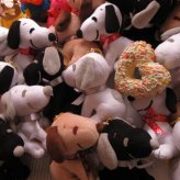 スヌーピー入り 花束風 フラワーギフト 箱を開けてサプライズ スヌーピー入り 横長ボックス プリザーブドフラワー入り ◆スヌーピーカラーはお任せとなります