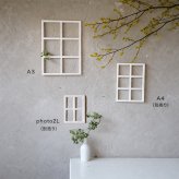 Window frame A3[木製フレーム ディスプレイ 窓枠 デザイン オーナメント 木枠 インテリア ウォールデコレーション 壁掛け 額縁 シャビーシック ナチュラル雑貨 白 おしゃれ ドライフラワー 写真立て 壁面装飾]