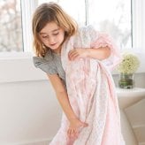 おくるみ スワドル 4枚セット 出産祝い aden+anais エイデンアンドアネイ ピースオブマイハート コットンモスリン ダブルガーゼ 大判 約112cm 新生児 退院 内祝い 出産内祝い 女の子 ギフト 専用ボックス入り ガーゼケット ブランケット 授乳ケープ おむつ替えシート 双子
