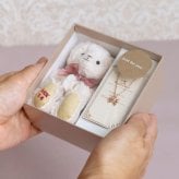 誕生日プレゼント 女性 ネックレス 【ふわふわベアキーホルダー リボンネックレス】 女の子 彼女 友達 誕生日入り マスコット キーホルダー くま 小学生 中学生 高校生 娘 孫 母 可愛い おしゃれ ぬいぐるみ テディベア 10代 20代 二十歳 リボン ピンクゴールド シンプル アクセサリー 恋人 妻 子供 FUUリボンネックレスギフト [記念日入り]  80302