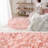 ひらひらパイルのシャギーラグ Blooma（ブルーマ） 約90cm 円形 直径約90cm 円形 ポリエステル お部屋をふわりと彩るシャギーラグ やさしいカラーで空間を明るく上品にまとめ 置くだけで“大人かわいい”雰囲気に整います ピンク、ホワイト
