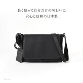 日本製 本革 かぶせ ショルダーバッグ メンズ ショルダー 肩掛け 斜めがけ バッグ スクエア 四角 小さめ バッグ ブランド 20代 30代 40代 軽量 軽い フラップ ポケット 多め ストラップ 太め ファスナー付き ブラック 黒 キャメル ブラウン ベージュ ネイビー 革 おしゃれ