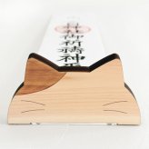 見上げて可愛い・招き猫お札立て　　画鋲で簡単取り付け 国産紀州熊野ひのき 木製 コンパクト 省スペース おふだ プレゼント ギフト 可愛い チュラル お正月 引っ越し 新生活 インテリア 神棚