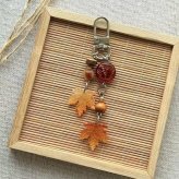 紅葉 ストラップ 和風 もみじ 葉っぱ チャーム 携帯アクセサリー スマホ飾り バッグチャーム キーホルダー 揺れる 小物 秋色 レトロ おしゃれ かわいい 雑貨 プレゼント
