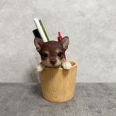 犬の置物 ペン立て woobia ウービア チワワ リアル動物オーナメント 高さ12cm 木目調バケツ ペンスタンド 鉛筆立て イギリス職人手彩色 デスク 書斎 オフィス 在宅ワーク 犬好き 誕生日 退職祝い 就職祝い 記念日 ギフト プレゼント おしゃれ