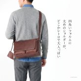 日本製 本革 かぶせ ショルダーバッグ メンズ ショルダー 肩掛け 斜めがけ バッグ スクエア 四角 小さめ バッグ ブランド 20代 30代 40代 軽量 軽い フラップ ポケット 多め ストラップ 太め ファスナー付き ブラック 黒 キャメル ブラウン ベージュ ネイビー 革 おしゃれ