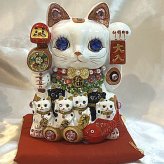 【招き猫がパワーアップ！】ゴージャス デコレーション 招福招き猫：Lサイズ（貯金箱）【贈り物に】猫 ねこ cat キャット デコレーション 置物 風水 鯛 俵 まねきねこ ラインストーン キラキラ 商売繁盛 開店祝い 合格祈願 御祝 内祝 縁起物 誕生日 記念日 母の日 お祝い 贈り物 プレゼント ギフト 可愛い かわいい
