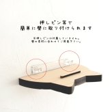 見上げて可愛い・招き猫お札立て　　画鋲で簡単取り付け 国産紀州熊野ひのき 木製 コンパクト 省スペース おふだ プレゼント ギフト 可愛い チュラル お正月 引っ越し 新生活 インテリア 神棚