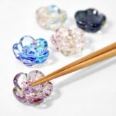 【江戸硝子 うきよ花 箸置き 5個セット】【ラッピング・熨斗対応可】【結婚のお祝いに】誕生日 両親 父 母 夫婦 祖父母 結婚記念日 父の日 母の日 敬老の日 特別 友達 カップル パートナー お揃い 家族 結婚祝い 新築祝い 和モダン 国内生産 内祝い 上品 優美 上司 先輩 後輩 新生活 TOMICRAFT 六角箸置き はし置き おしゃれ 可愛い ガラス食器  ギフト 富硝子 プレゼント