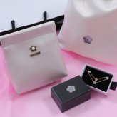 【公式】MARY QUANT マリークヮント サフィアーノ パールバネクチポーチ & ステーションパール ネックレス ゴールド & ステーションパール ブレスレット ゴールド セット
