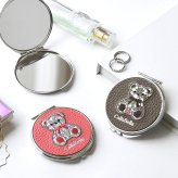 【送料無料】 シュリンクレザー × リバティ コンパクトミラー 【国産本革】 テディベア 刺繍 丸型 折りたたみ 2倍拡大鏡付き 薄型 アップリケ 花柄 牛革 かわいい
