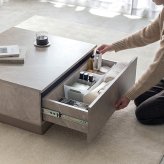 引き出し付きセンターテーブル 幅70cm×奥行70cm×高さ36cm 大容量 ストーン柄 パーティクルボード MDF メラミン 組立品 どの角度から見ても美しく映えます 美しさと高い収納力を両立しました ストーングレージュ 新生活