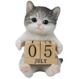 置物 猫 サバトラ白猫 万年カレンダー 高さ11cm woobia ウービア リアル かわいい おしゃれ 玄関 デスク インテリア 卓上カレンダー 日めくり ねこ ネコ 動物 癒し 棚 オフィス 日付 ねこ雑貨 プレゼント ギフト 新築祝い 猫好き