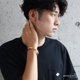 ステンレス フェザー バングル ゴールド メンズ ブレスレット 羽根モチーフ ダブルフェザー 立体デザイン 曲線 オープンタイプ ネイティブ アメカジ カジュアル 大人 おしゃれ 手元アクセント 重ね付け 金属アレルギー対応