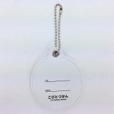 こびとづかん イニシャルバッチ O カクレモモジリ キーホルダー バッヂ お名前 グッズ MCOR