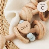 【SALE ￥1980→￥1480】【名入れ刻印無料】木製ガラガラ（ハート）4カラー 歯固め 歯固めリング 木製 名入れ ベビー 木製玩具 出産祝い ベビー用品 2 ヶ月 0歳 1歳 おしゃぶり ファーストトイ 歯茎マッサージ プレゼント ギフト ベビーラトル 月齢【ポスト投函】