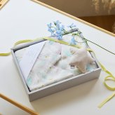 出産祝い D by DADWAY ディーバイダッドウェイ ガーゼおくるみ スワドル ギフトセット M スワンレイク ラベンダー ガーゼハンカチ スターラトル ガラガラ 星 日本製 ダブルガーゼ 117cm 新生児 0歳 赤ちゃん ファーストトイ 男の子 女の子 ベビーシャワー 出産内祝い ギフト
