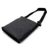 カルバンクライン ショルダーバッグ メンズ Calvin Klein BOLD CK FLATPACK 斜めがけ クロスボディ 薄型 フラット ミニショルダー ロゴ ブラック 黒 ポリウレタン コンパクト LV04D3344G-UB1