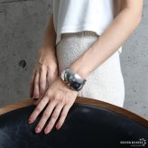 甲丸 ワイドバングル 2カラー レディース ブレスレット 幅広 ボリューム ドーム シンプル 艶やか 曲線 存在感 手首 アクセサリー 大人 上品 モード カジュアル きれいめ ファッション コーディネート ワンポイント おしゃれ