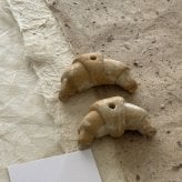 クロワッサン お香立て 香立て インセンスホルダー パンモチーフ 手作り風 焼き菓子デザイン かわいい 卓上 オブジェ 北欧風 インテリア 雑貨 玄関 リビング 寝室 カフェ風 空間演出 飾り ギフト