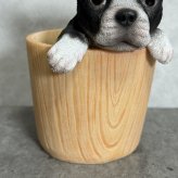 犬の置物 ペン立て woobia ウービア ボストンテリア リアル動物オーナメント 高さ12cm 木目調バケツ ペンスタンド 鉛筆立て イギリス職人手彩色 デスク 書斎 オフィス 在宅ワーク 犬好き 誕生日 退職祝い 就職祝い 記念日 ギフト プレゼント おしゃれ