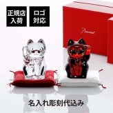 Baccarat バカラ まねき猫 レッド＆クリア Sサイズ・紅白座布団付き 名入れ彫刻代込み 名入れ 彫刻 刻印 ギフト プレゼント お祝 記念日 還暦 企業 受賞 法人 商売繁盛 記念品 高級 ブランド 開店 周年記念 オブジェ 置物 招き猫 福猫 縁起物 赤