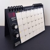 【2027カレンダー】シンセカレンダー SKM-12  シンセ卓上・ツマミマグネット付き