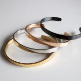 ステンレス 幅6mm 平打ちバングル シンプル 4カラー ブレスレット レディース メンズ ユニセックス アクセサリー 手首 大人 きれいめ カジュアル ミニマル ベーシック 重ね付け おしゃれ デイリー 男女兼用 金属アレルギー対応