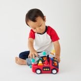 誕生日プレゼント Hola Toys オラトイズ 音がいっぱい 自分で走る しょうぼうしゃ 消防車 おもちゃ はたらく車 働く車 乗り物 はしご サイレン 音が鳴る 音楽 ごっこ遊び 消防士ごっこ レスキュー 人形付き 知育玩具 1歳半 18カ月 2歳 3歳 男の子 女の子 お祝い ギフト