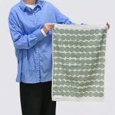 マリメッコ marimekko タオル 50×70cm ゲストタオル 大判タオル ラシィマット セージ オフホワイト 75137 075137 160 北欧雑貨 北欧デザイン ネコポス 送別会 誕生日 お中元 結婚祝い 結婚式 高級 父の日 母の日【スペシャルラッピング660円(別売り)】 成人祝い ホワイトデー
