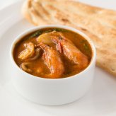 スパイシーモツカレー シーフードスープカレー 食べ比べセット 2種 計4食入 カレー 冷凍 ご飯のお供 惣菜 温めるだけ おかず【沖縄県・離島 配送不可】
