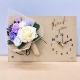 ◆花時計 【Wood Clock ウッドクロック・横型タイプB（時計右）・ホワイト/ピンク/ブルー/パープル/ビタミンカラー】掛け時計・置時計 ハンドメイド 文字入れ・変更可能