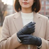 【定番】本革 ラムレザーリボン手袋 レディース ラム革 革 シープスキン リアルレザー グローブ 裏ボア 裏起毛 防寒 暖かい 温かい あったか もこもこ 柔らかい 軽量 スリム スマート 綺麗め 上品 高見え 高級感 無地 黒 ブラック M L 通勤 通学 ビジネス フォーマル 冠婚葬祭 法事 卒業式 入学式 卒園式 入園式 発表会 冷え性対策 リボンモチーフ