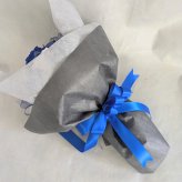 プリザーブドフラワー／青い薔薇と白い薔薇輪のふんわりかすみ草の花束（黒グレー花束ラッピング）