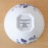 ウェッジウッド ストロベリー ブルーム インディゴ 夫婦茶碗 1053155 wedgwood  茶碗  ペア セット おしゃれ ブランド 高級 お茶碗 かわいい 白 陶器 結婚祝い 内祝い 新築祝 誕生日 プレゼント ギフト 電子レンジ 食洗機対応 引き出物 【正規品】