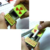 携帯灰皿 コンパクト おしゃれ カラビナ付き CAUTION スライド式 ポータブルアッシュトレイ たばこ 吸い殻入れ かっこいい キーホルダー アメリカン 雑貨 持ち運び 便利 メンズ ギフト プレゼント