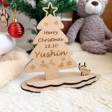 名入れ木製クリスマスツリー　　クリスマスプレゼント 刻印 日付 男の子 女の子 コンパクト オーダーメイド 省スペース 記念 プチギフト ファーストクリスマス 初めてのクリスマス インテリア 置物 トナカイ サンタ 雪の結晶 １歳 2歳 3歳 かわいい オシャレ ギフト