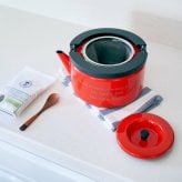 名入れ やかん フラットケトル レッド 琺瑯 ホウロウ 2.3 ガス IH 両対応 茶こし ラッピング ギフトバッグ プレゼント 父の日 母の日 誕生日 夫婦 結婚祝い 敬老の日 新築祝い