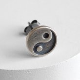 シルバー925 太極図ピアス 陰陽モチーフ スタッドピアス メンズ レディース ユニセックス アクセサリー 中華風 オリエンタル 個性的 小ぶり 円形 丸型 耳飾り カジュアル モード シンプル ワンポイント 普段使い 片耳用 1点