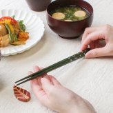 箸 お箸 はし おしゃれ かわいい 23cm カトラリー お弁当 大人 来客用 持ちやすい 木製 細い 先 細い 子供 すべらない 天然木製 先角 プチギフト 粗品 プレゼント 引き出物 まとめ買い おはし 和風 赤 桜 小桜箸 花柄