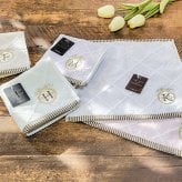 タオルハンカチ アルファベットタオル ハンカチ イニシャル 刺繍 おしゃれ かわいい レディース ハンドタオル ミニギフト リボン ワンポイント 高級感 個別包装 ふわふわ フリル 大人女子 人気 推し ウェディング プレゼント ギフト 綿100％