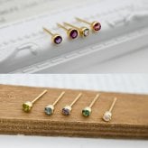 【髪や服に引っかからない 】つけっぱなし ピアス 18金 天然石 誕生石 3mm 【品質保証書つき】 軸太0.8mm ロングポスト12mm 片耳 フクリン 日本製 金属アレルギー K18 プレゼント