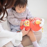セサミストリート アクティビティトイ | 布製 おもちゃ オモチャ 玩具 トイ 音 ベビーカー 吊り下げ ぬいぐるみ 人形 ガラガラ にぎにぎ ラトル おでかけ ベビーグッズ  絵本