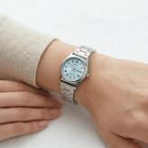 カシオ 腕時計 レディース ブルー シルバー アナログ シンプル きれいめ 日付 曜日 小ぶり CASIO 海外モデル おしゃれ ビジネス 軽量 プレゼント 女性 収納ケース付き ギフト 成人 卒業 入学