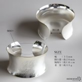内反り ワイド つや消し バングル 2カラー レディース ブレスレット 幅広 大ぶり シンプル マット 曲線 立体的 存在感 手元 アクセサリー 大人 上品 モード きれいめ カジュアル おしゃれ コーディネート モダン 装い