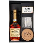 ヘネシー 名入れ お酒 hennessy ヘネシーvs ブランデー コニャック 700ml 40度 ロックグラス グラス 名前入り プレゼント ギフト 面白い センス 定年退職 還暦祝い 退職祝い 男性 女性 お祝い 古希 喜寿 傘寿 米寿 卒寿 白寿 百寿 敬老の日
