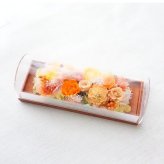プリザーブドフラワーアレンジメント 【ウッドプレートのケーキ】　 華やかで落ち着きのある色彩のグラデーション　ケースに入ったケーキのようです。プリザーブドフラワー 誕生日 花 プレゼント お祝い グリーン 和 ギフト メッセージ 送料無料  プレゼント おしゃれ リビング インテリア 枯れない花 土日発送 母の日 敬老の日 お中元 お歳暮