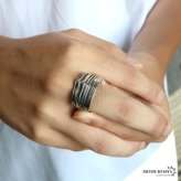 シルバー925 マスクリング N95 指輪 メンズ ごつめ 幅広 プリーツ 立体 モチーフ アクセサリー 個性的 存在感 ボリューム 凹凸 曲線 陰影 カジュアル ストリート モード ロック パンク おしゃれ コーデ 金属アレルギー対応
